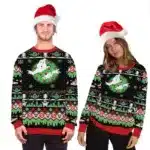 Pull homme femme assorti à motif de Noël porté par un couple dans un fond blanc