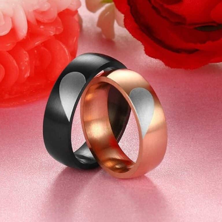 Deux bagues pour couple sur un fond rose