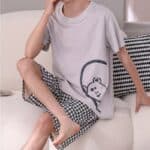 Pyjamas gris et marron pour couple avec shorts à motifs pour homme